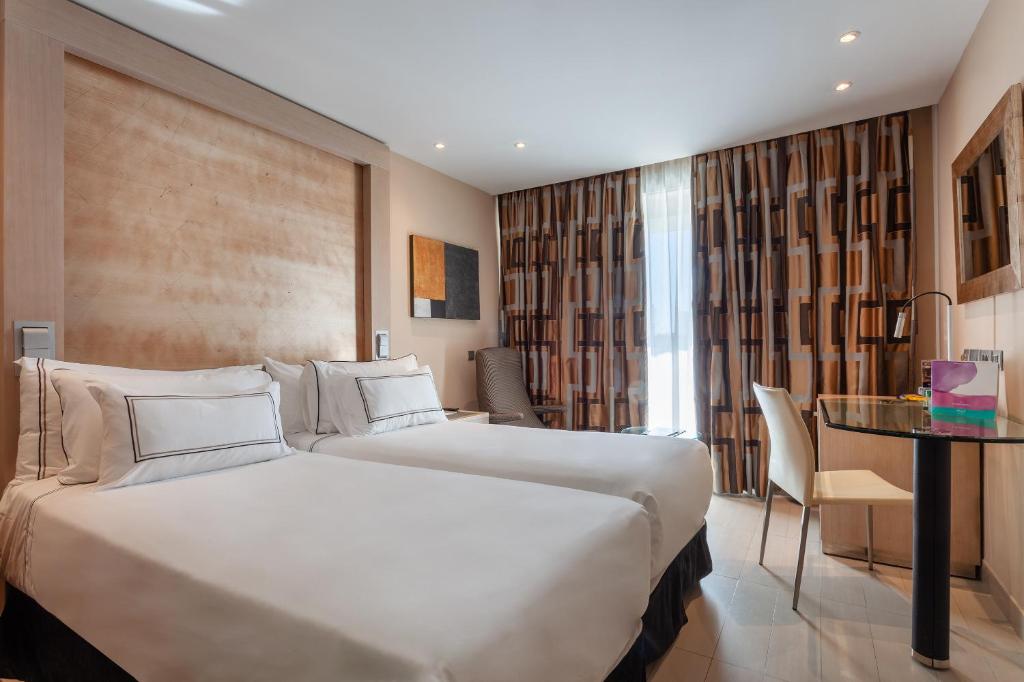 https://golftravelpeople.com/wp-content/uploads/2021/07/Hotel-Melia-Seville-Seville-Bedrooms-28.jpg
