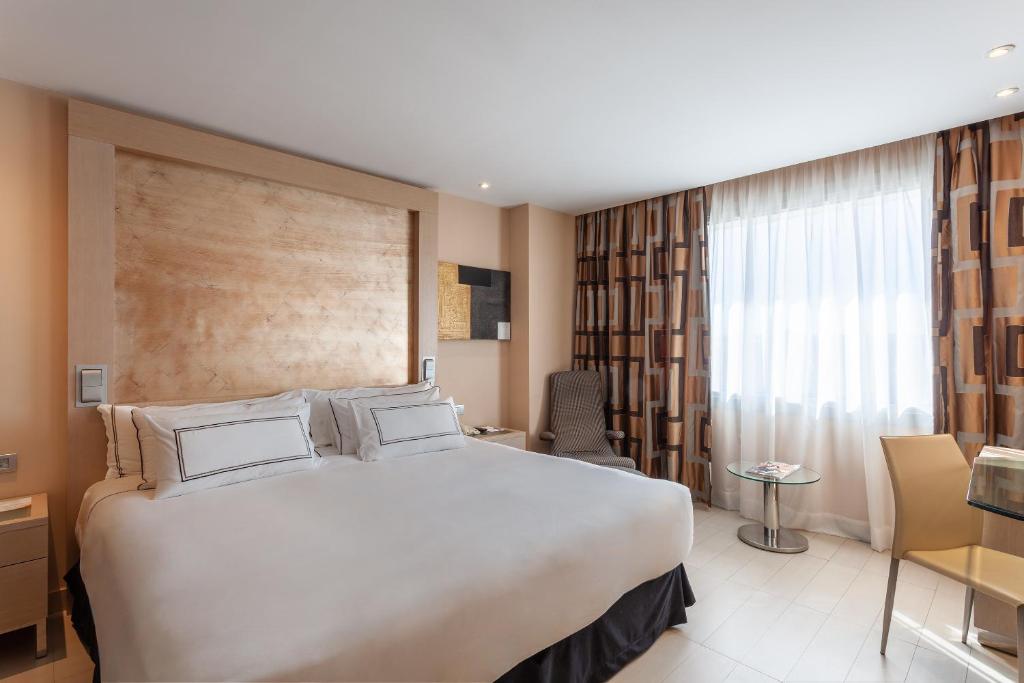 https://golftravelpeople.com/wp-content/uploads/2021/07/Hotel-Melia-Seville-Seville-Bedrooms-3.jpg