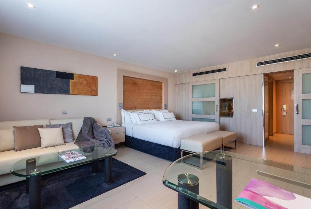https://golftravelpeople.com/wp-content/uploads/2021/07/Hotel-Melia-Seville-Seville-Bedrooms-32.jpg