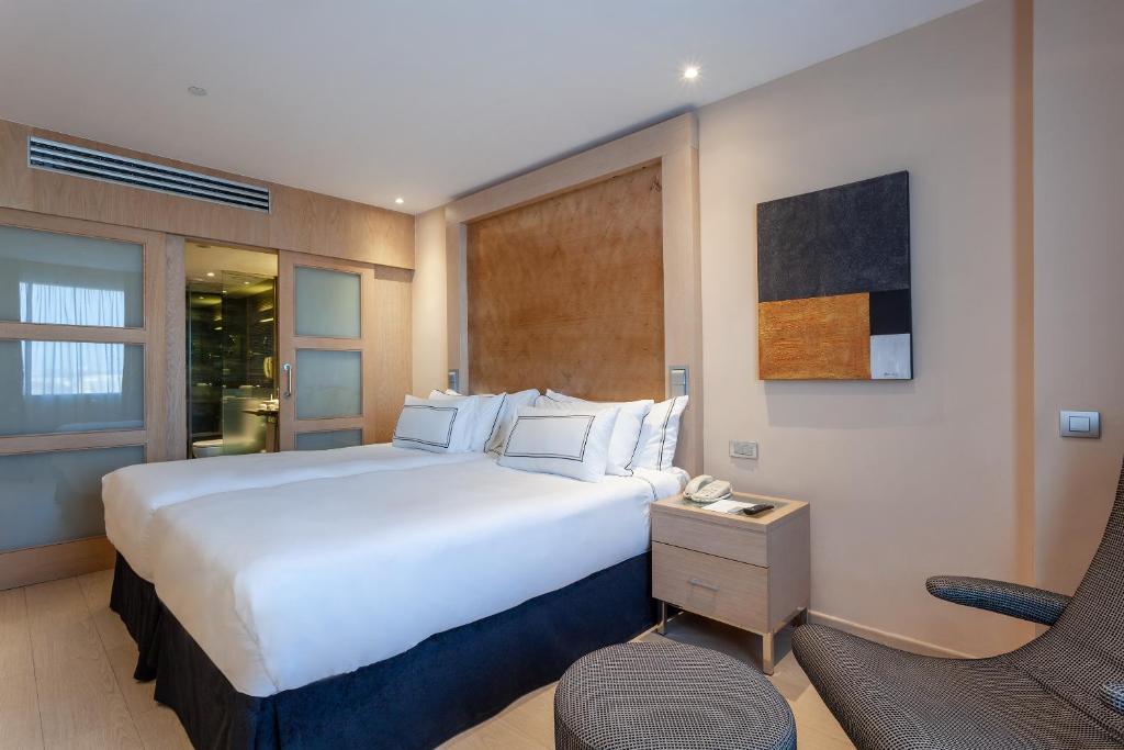 https://golftravelpeople.com/wp-content/uploads/2021/07/Hotel-Melia-Seville-Seville-Bedrooms-4.jpg