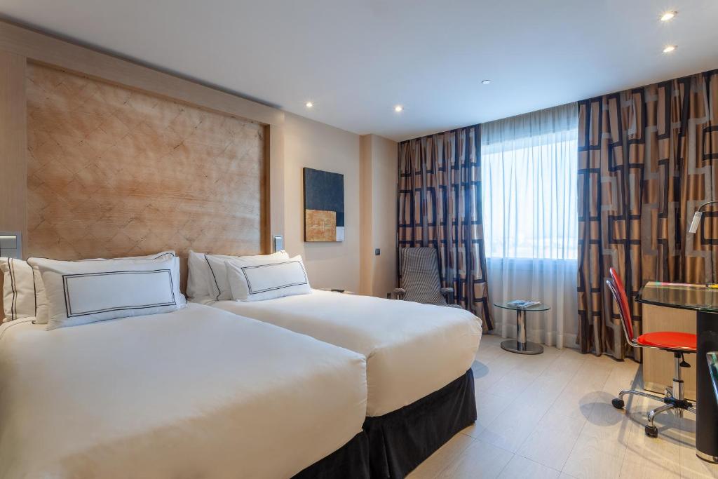 https://golftravelpeople.com/wp-content/uploads/2021/07/Hotel-Melia-Seville-Seville-Bedrooms-5.jpg