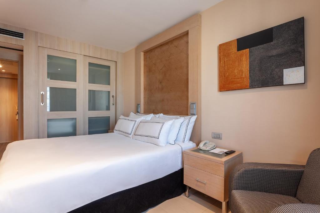 https://golftravelpeople.com/wp-content/uploads/2021/07/Hotel-Melia-Seville-Seville-Bedrooms-7.jpg