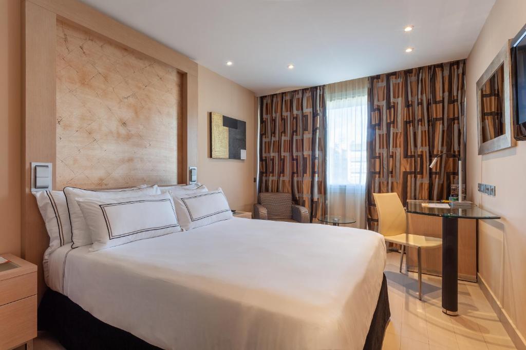 https://golftravelpeople.com/wp-content/uploads/2021/07/Hotel-Melia-Seville-Seville-Bedrooms-8.jpg
