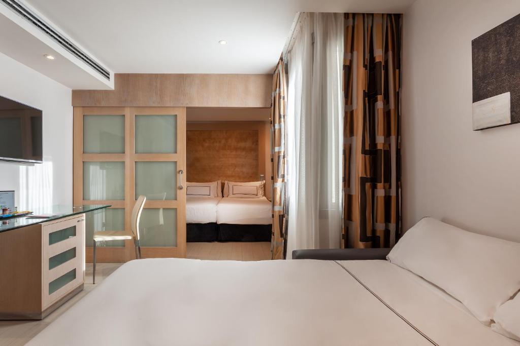 https://golftravelpeople.com/wp-content/uploads/2021/07/Hotel-Melia-Seville-Seville-Bedrooms-9.jpg