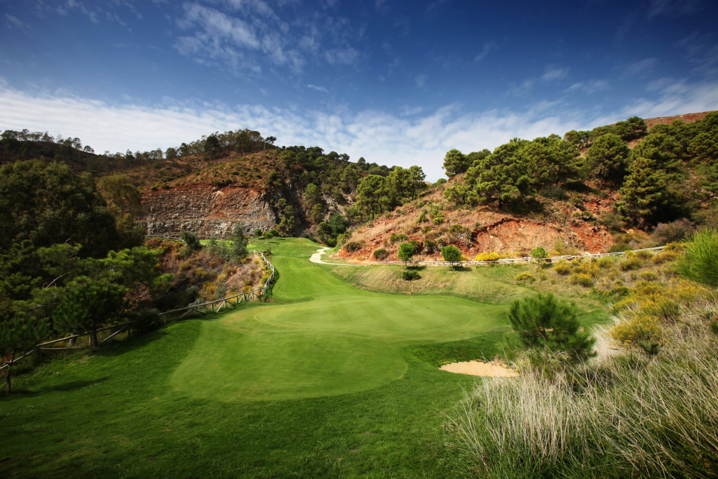 https://golftravelpeople.com/wp-content/uploads/2022/12/La-Zagaleta-Golf-Club-New-Course-Malaga-Spain-18.jpg