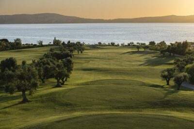 https://golftravelpeople.com/wp-content/uploads/2023/02/Costa-Navarino-Golf-The-Bay-Course-13-400x266.jpg