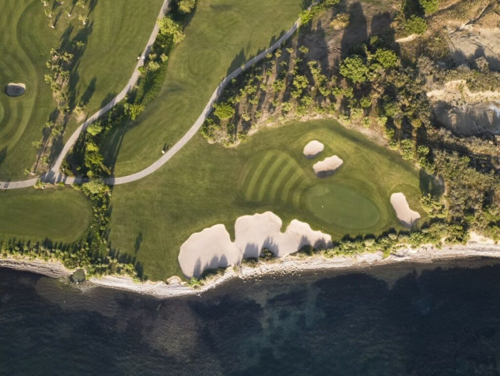 https://golftravelpeople.com/wp-content/uploads/2023/02/Costa-Navarino-Golf-The-Bay-Course-15-1024x770.jpg