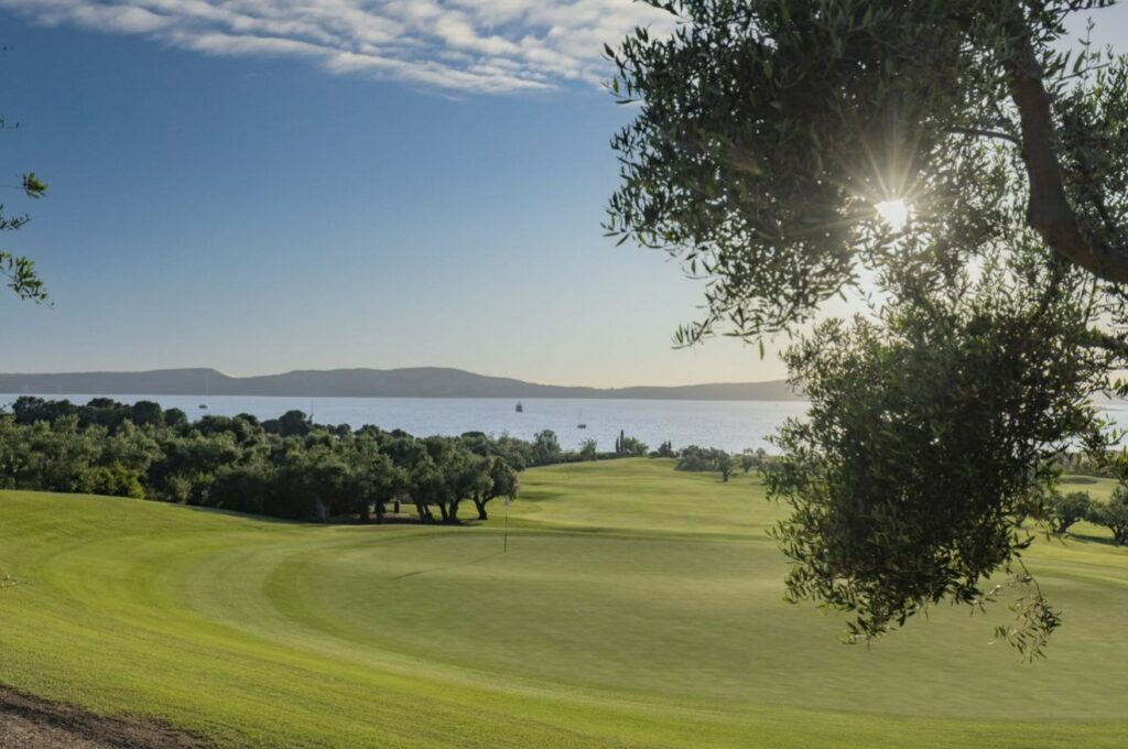 https://golftravelpeople.com/wp-content/uploads/2023/02/Costa-Navarino-Golf-The-Bay-Course-16-1024x680.jpg