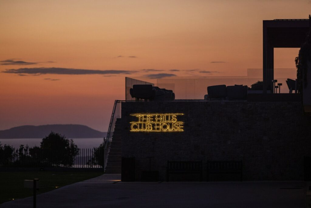 https://golftravelpeople.com/wp-content/uploads/2023/02/The-Hills-Course-at-Costa-Navarino-Greece-4-1024x686.jpg