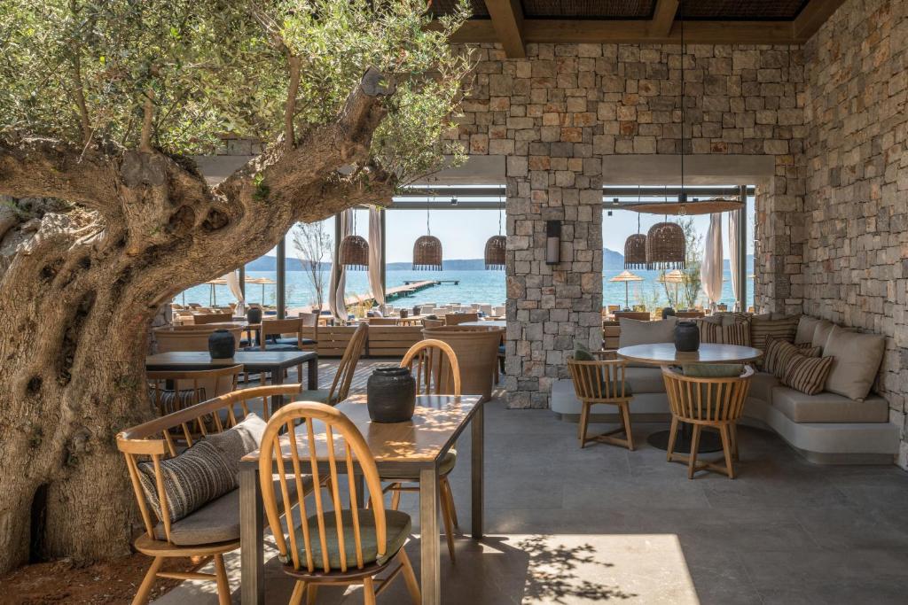 https://golftravelpeople.com/wp-content/uploads/2023/02/W-Costa-Navarino-Greece-Bars-and-Restaurants-3.jpg