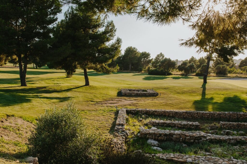 https://golftravelpeople.com/wp-content/uploads/2023/07/Infinitum-Ruins-Golf-Course-Costa-Daurada-3-1024x679.jpg