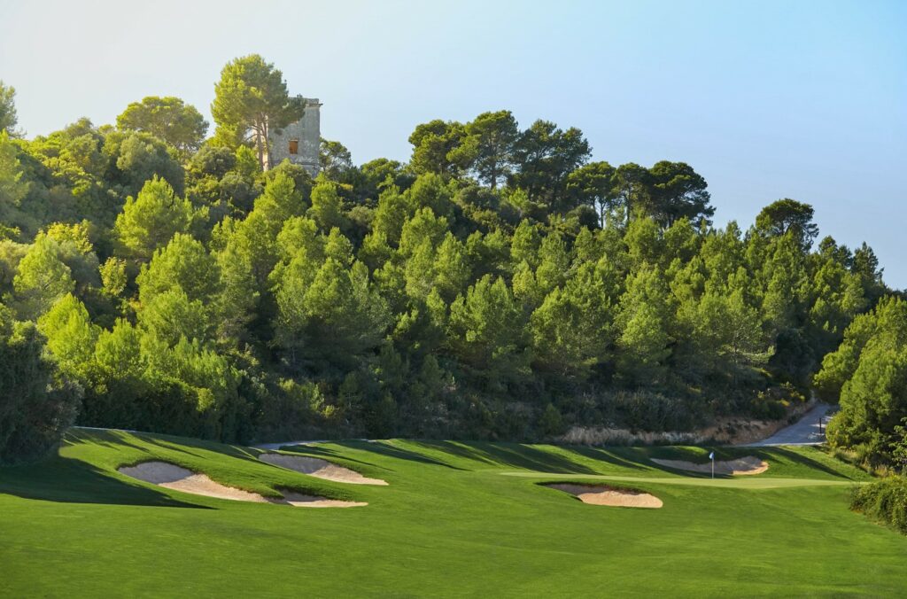 https://golftravelpeople.com/wp-content/uploads/2023/07/Infinitum-Ruins-Golf-Course-Costa-Daurada-6-1024x676.jpg