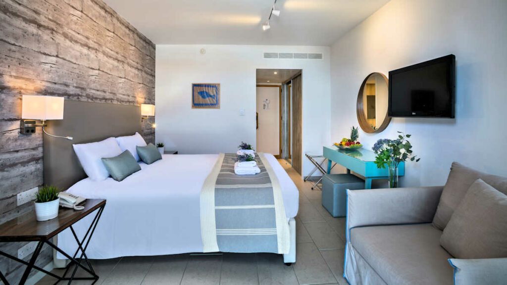 https://golftravelpeople.com/wp-content/uploads/2023/07/Leonardo-Plaza-Cypria-Maris-Beach-Paphos-Cyprus-Bedrooms-and-Suites-17-1024x576.jpg
