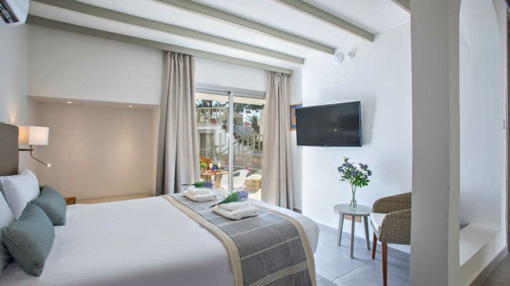 https://golftravelpeople.com/wp-content/uploads/2023/07/Leonardo-Plaza-Cypria-Maris-Beach-Paphos-Cyprus-Bedrooms-and-Suites-4-1024x576.jpg