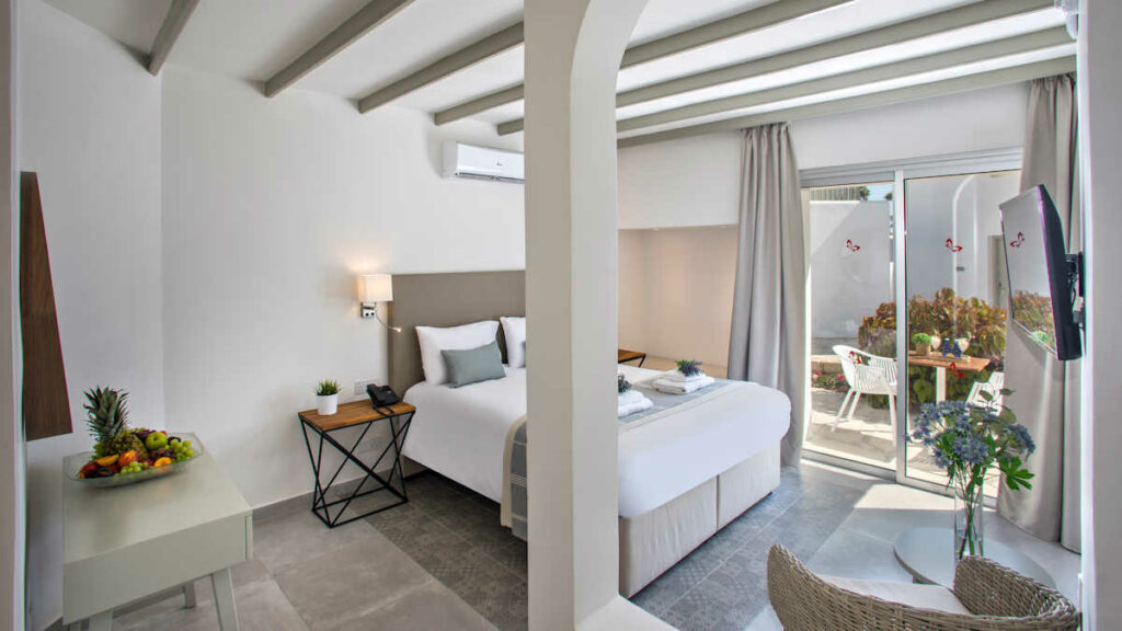 https://golftravelpeople.com/wp-content/uploads/2023/07/Leonardo-Plaza-Cypria-Maris-Beach-Paphos-Cyprus-Bedrooms-and-Suites-9-1024x576.jpg