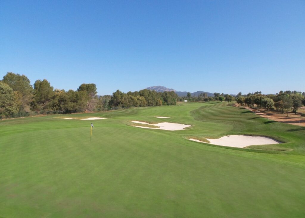 https://golftravelpeople.com/wp-content/uploads/2023/07/Real-Club-de-Golf-el-Prat-Barcelona-15-1024x733.jpg