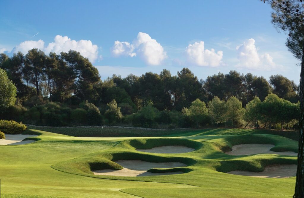 https://golftravelpeople.com/wp-content/uploads/2023/07/Real-Club-de-Golf-el-Prat-Barcelona-16-1024x668.jpg
