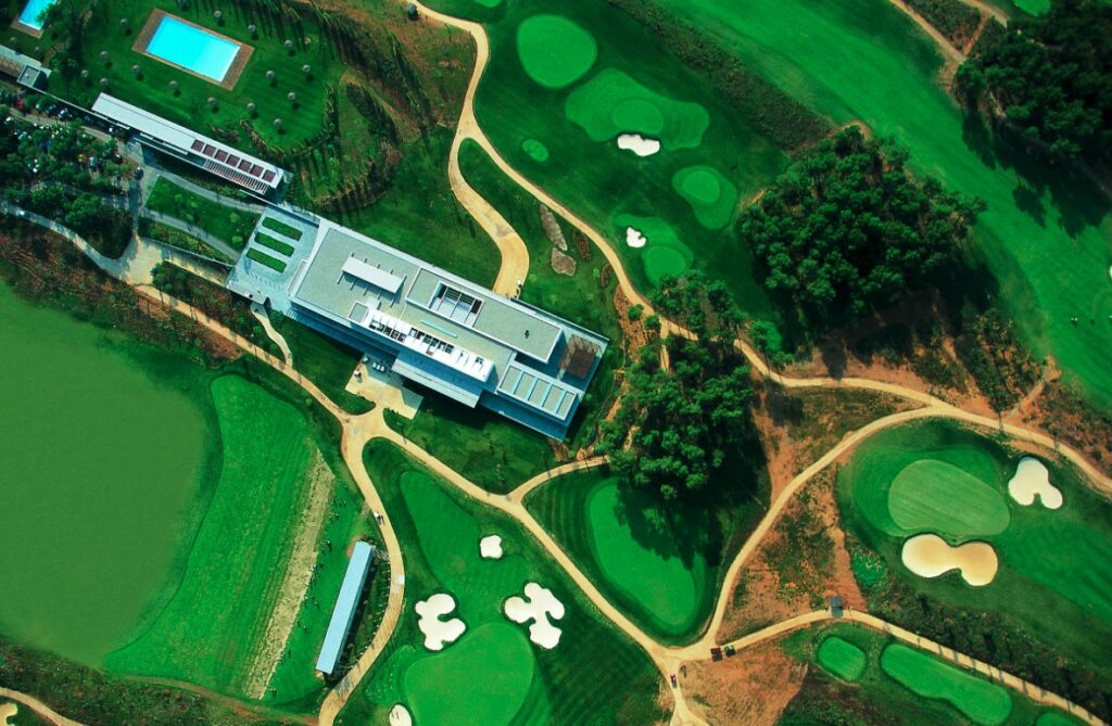 https://golftravelpeople.com/wp-content/uploads/2023/07/Real-Club-de-Golf-el-Prat-Barcelona-2-1024x669.jpg