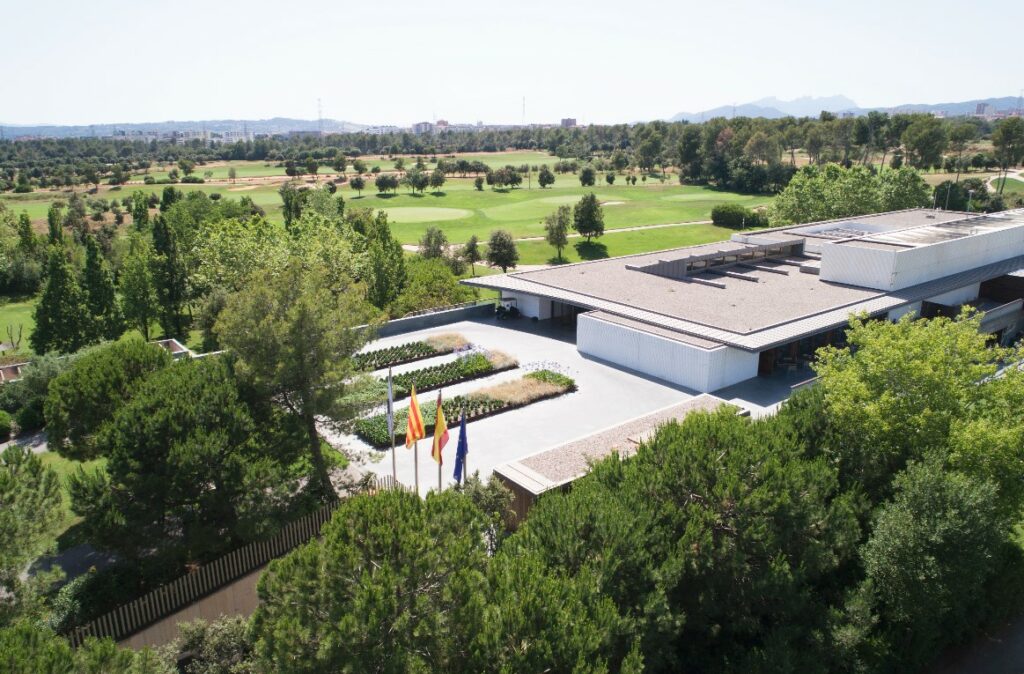 https://golftravelpeople.com/wp-content/uploads/2023/07/Real-Club-de-Golf-el-Prat-Barcelona-3-1024x674.jpg