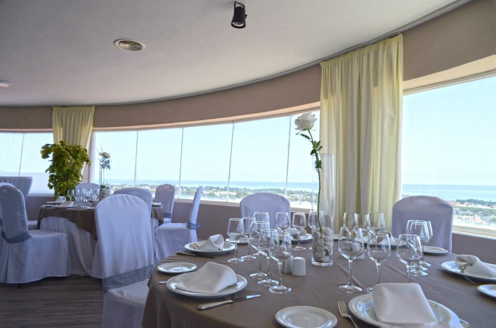 https://golftravelpeople.com/wp-content/uploads/2023/07/TRH-Paraiso-Beach-Golf-Hotel-Estepona-Resturants-Bars-4-1024x677.jpg