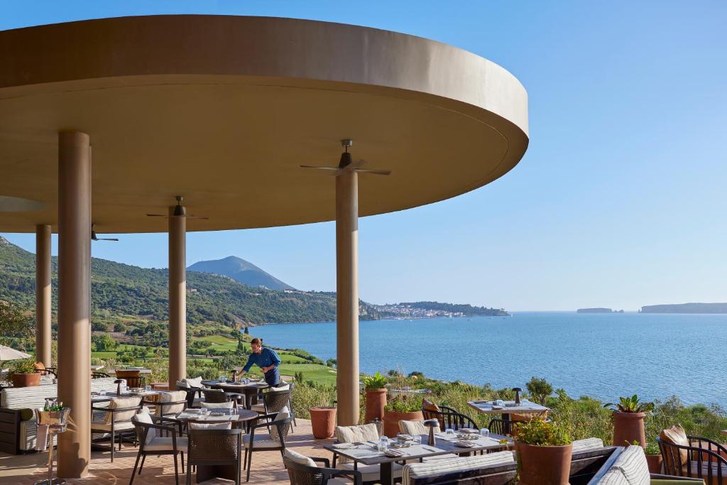 https://golftravelpeople.com/wp-content/uploads/2024/03/Mandarin-Oriental-Costa-Navarino-Restaurants-and-Bars-7.jpg