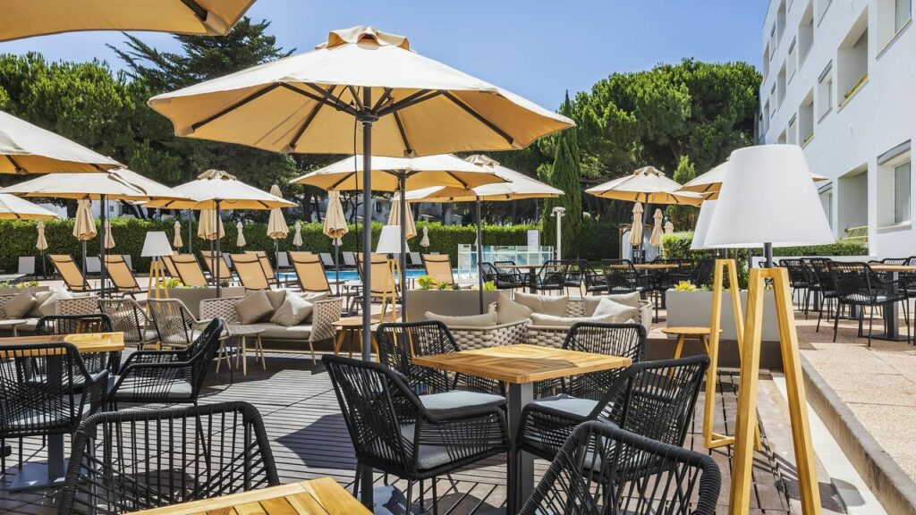 https://golftravelpeople.com/wp-content/uploads/2024/04/Patio-Suite-Hotel-Albufeira-Algarve-Portugal-Restaurants-and-Bars-17-1024x576.jpg