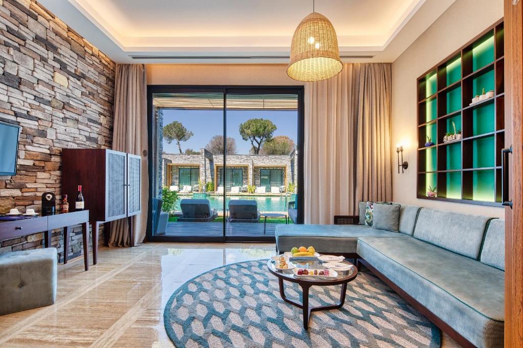 https://golftravelpeople.com/wp-content/uploads/2024/09/Kaya-Palazzo-Hotel-Belek-Bedrooms-and-Suites-3.jpg