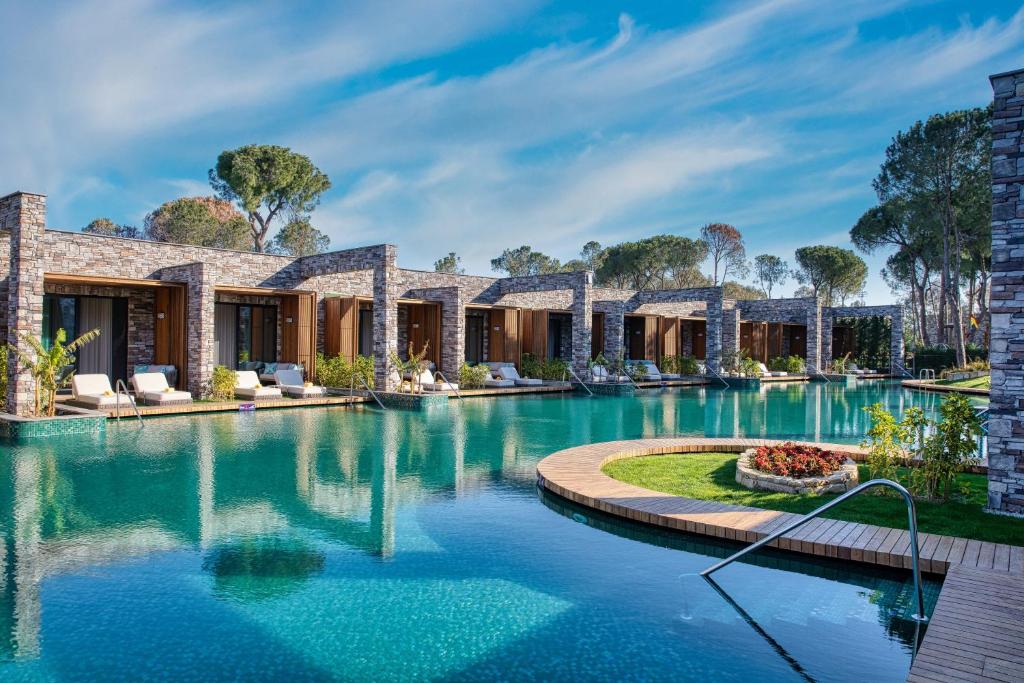 https://golftravelpeople.com/wp-content/uploads/2024/09/Kaya-Palazzo-Hotel-Belek-Bedrooms-and-Suites-5.jpg