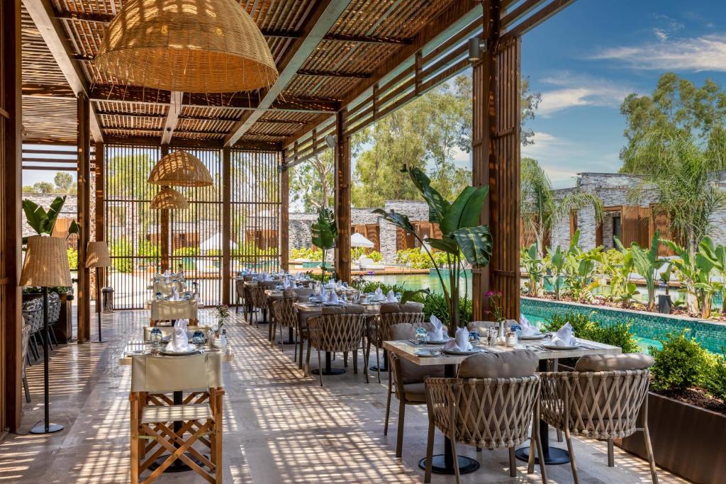 https://golftravelpeople.com/wp-content/uploads/2024/09/Kaya-Palazzo-Hotel-Belek-Restaurants-and-Bars-5.jpg