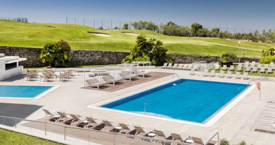 https://golftravelpeople.com/wp-content/uploads/2024/10/Crowne-Plaza-Caparica-Lisbon-Hotel-3.jpg