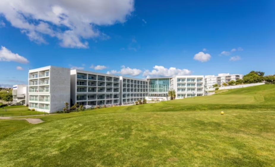 https://golftravelpeople.com/wp-content/uploads/2024/10/Crowne-Plaza-Caparica-Lisbon-Hotel-4.jpg