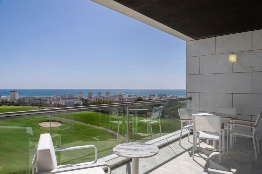 https://golftravelpeople.com/wp-content/uploads/2024/10/Crowne-Plaza-Caparica-Lisbon-Hotel-Bedrooms-Suites-and-Apartments-1-1024x682.jpg