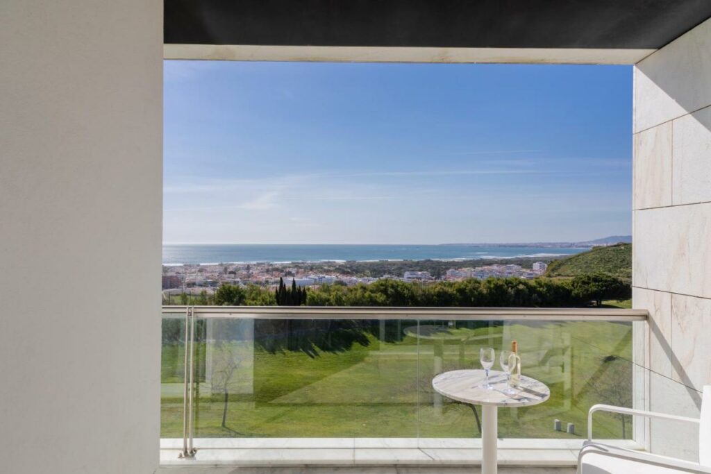 https://golftravelpeople.com/wp-content/uploads/2024/10/Crowne-Plaza-Caparica-Lisbon-Hotel-Bedrooms-Suites-and-Apartments-11-1024x683.jpg