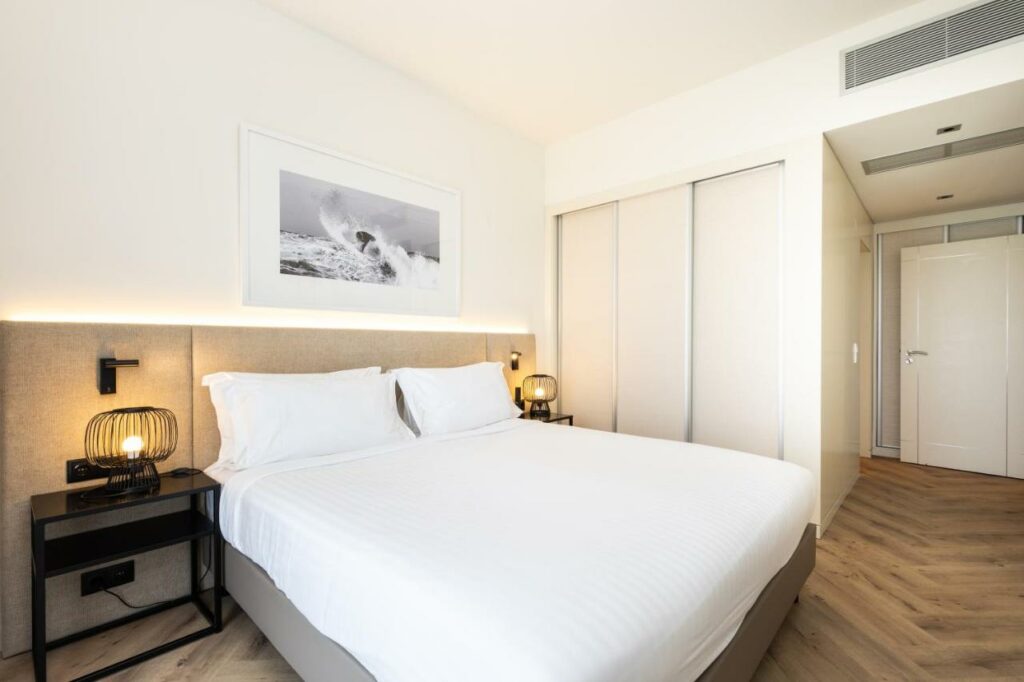 https://golftravelpeople.com/wp-content/uploads/2024/10/Crowne-Plaza-Caparica-Lisbon-Hotel-Bedrooms-Suites-and-Apartments-16-1024x682.jpg