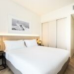 https://golftravelpeople.com/wp-content/uploads/2024/10/Crowne-Plaza-Caparica-Lisbon-Hotel-Bedrooms-Suites-and-Apartments-16-150x150.jpg