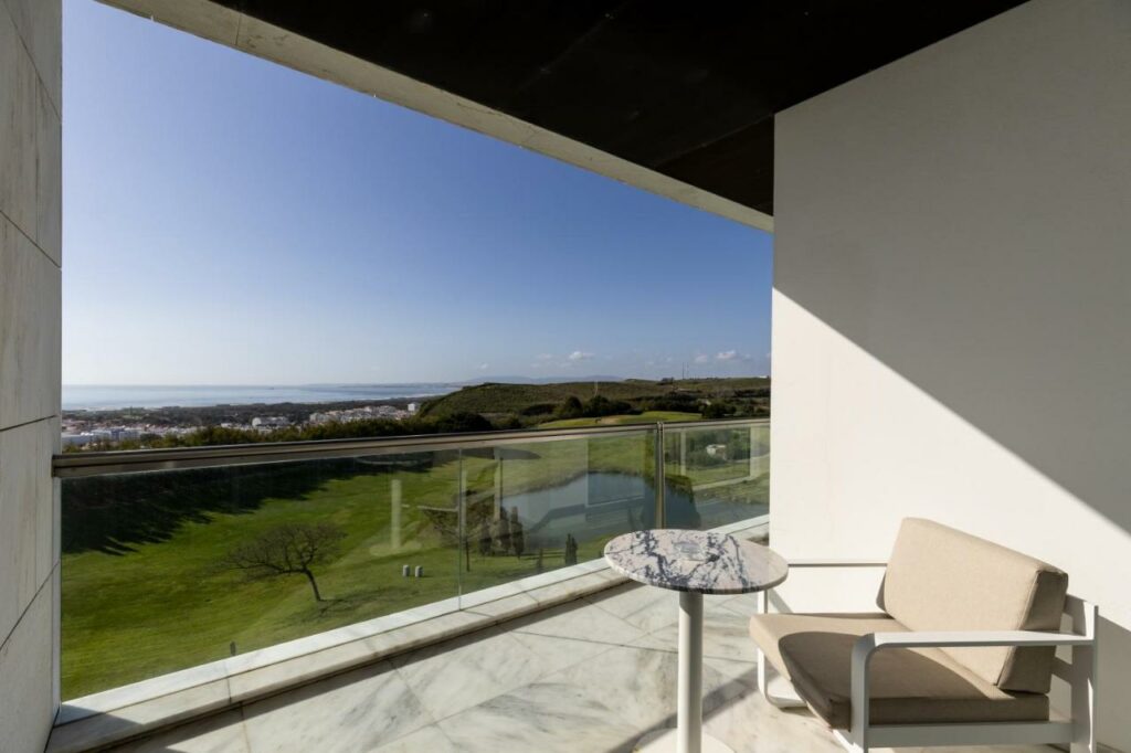 https://golftravelpeople.com/wp-content/uploads/2024/10/Crowne-Plaza-Caparica-Lisbon-Hotel-Bedrooms-Suites-and-Apartments-21-1024x682.jpg