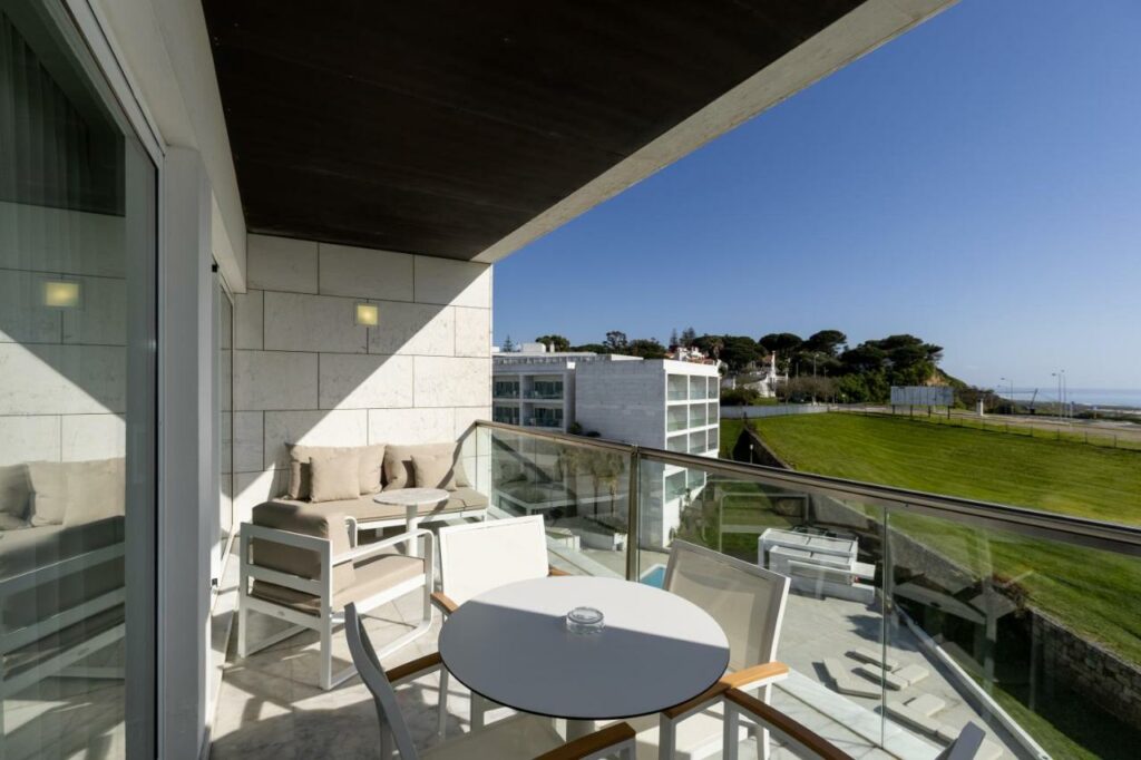 https://golftravelpeople.com/wp-content/uploads/2024/10/Crowne-Plaza-Caparica-Lisbon-Hotel-Bedrooms-Suites-and-Apartments-29-1024x682.jpg