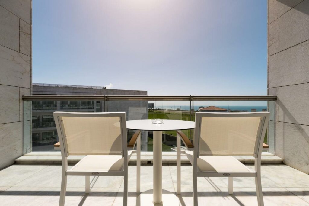 https://golftravelpeople.com/wp-content/uploads/2024/10/Crowne-Plaza-Caparica-Lisbon-Hotel-Bedrooms-Suites-and-Apartments-35-1024x682.jpg