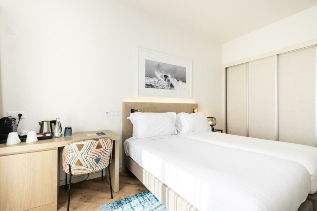 https://golftravelpeople.com/wp-content/uploads/2024/10/Crowne-Plaza-Caparica-Lisbon-Hotel-Bedrooms-Suites-and-Apartments-7-1024x682.jpg