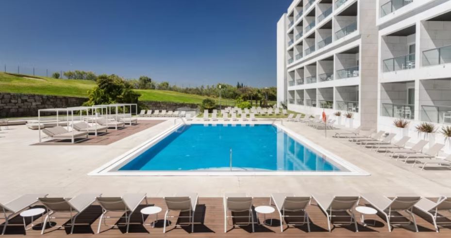 https://golftravelpeople.com/wp-content/uploads/2024/10/Crowne-Plaza-Caparica-Lisbon-Hotel-Swimming-Pools-and-Leisure-Facilities-4.jpg