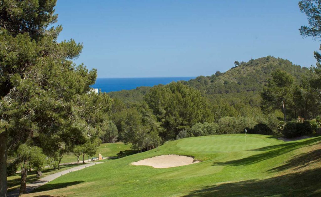 https://golftravelpeople.com/wp-content/uploads/2025/11/Canyamel-Golf-Mallorca-bunker-1-1024x630.jpg