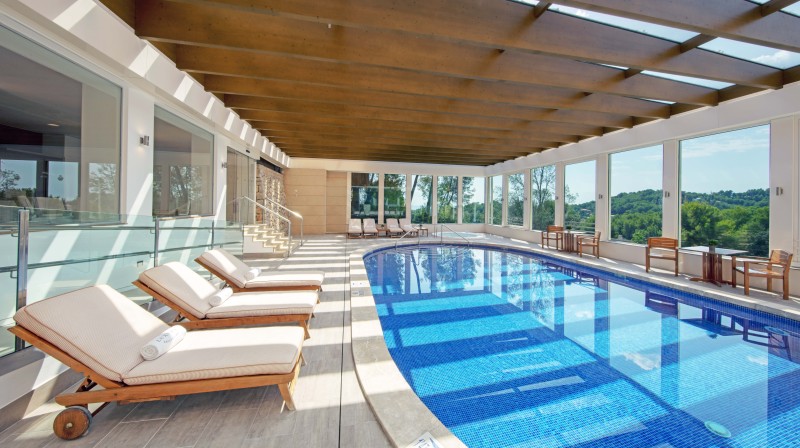 https://golftravelpeople.com/wp-content/uploads/2025/11/son_vida_spa_-_indoor_pool2_0.jpg