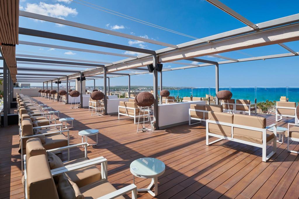 https://golftravelpeople.com/wp-content/uploads/2025/11/t-hipotelsplayadepalmapalace-heavenrooftop4356.jpg
