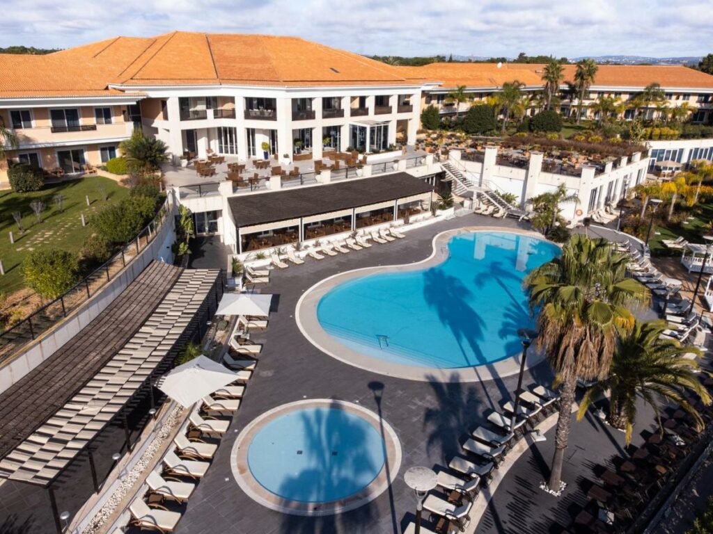Wyndham Grand <em>Algarve</em>” /></div>
        <div class=